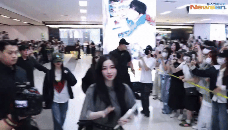 Karina chào fan tại sân bay