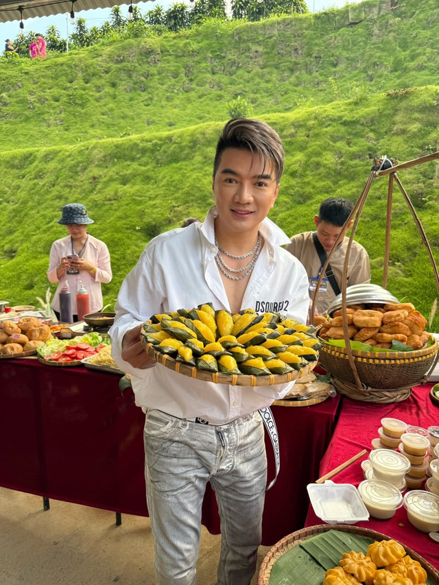 Ảnh chân dung Đàm Vĩnh Hưng biểu cảm nghiêm túc