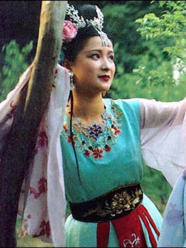 Nụ cười hồn nhiên và đôi mắt lấp lánh của Linh Linh