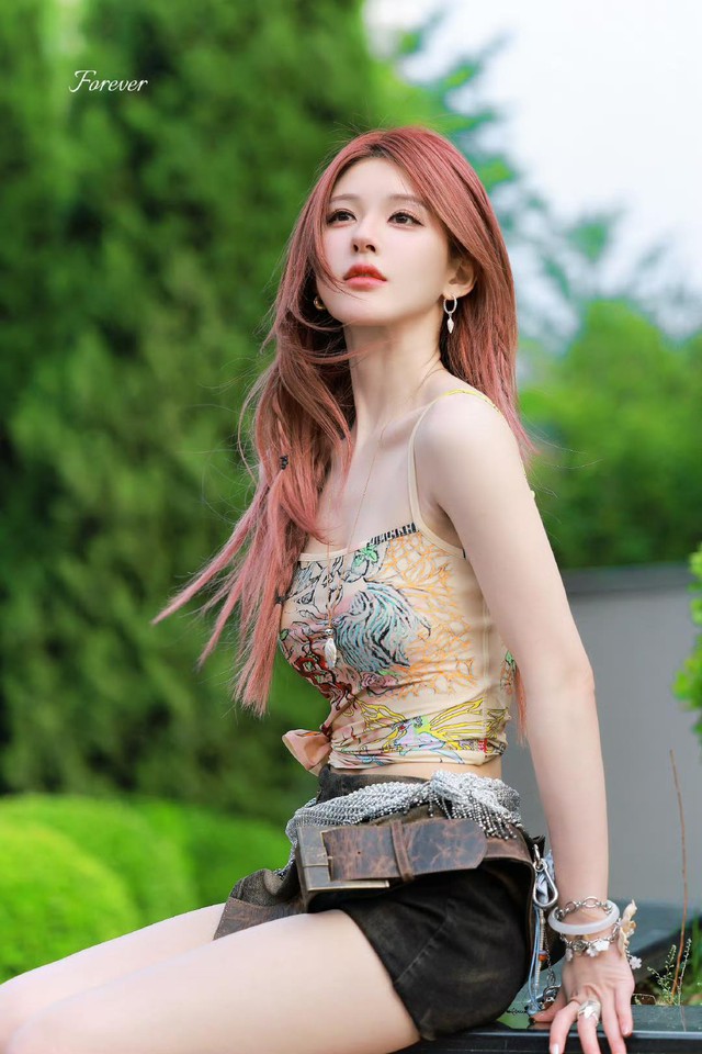 Triệu Lộ Tư thà rời showbiz cũng phải 'xanh chín' đến cùng với công ty quản lý.