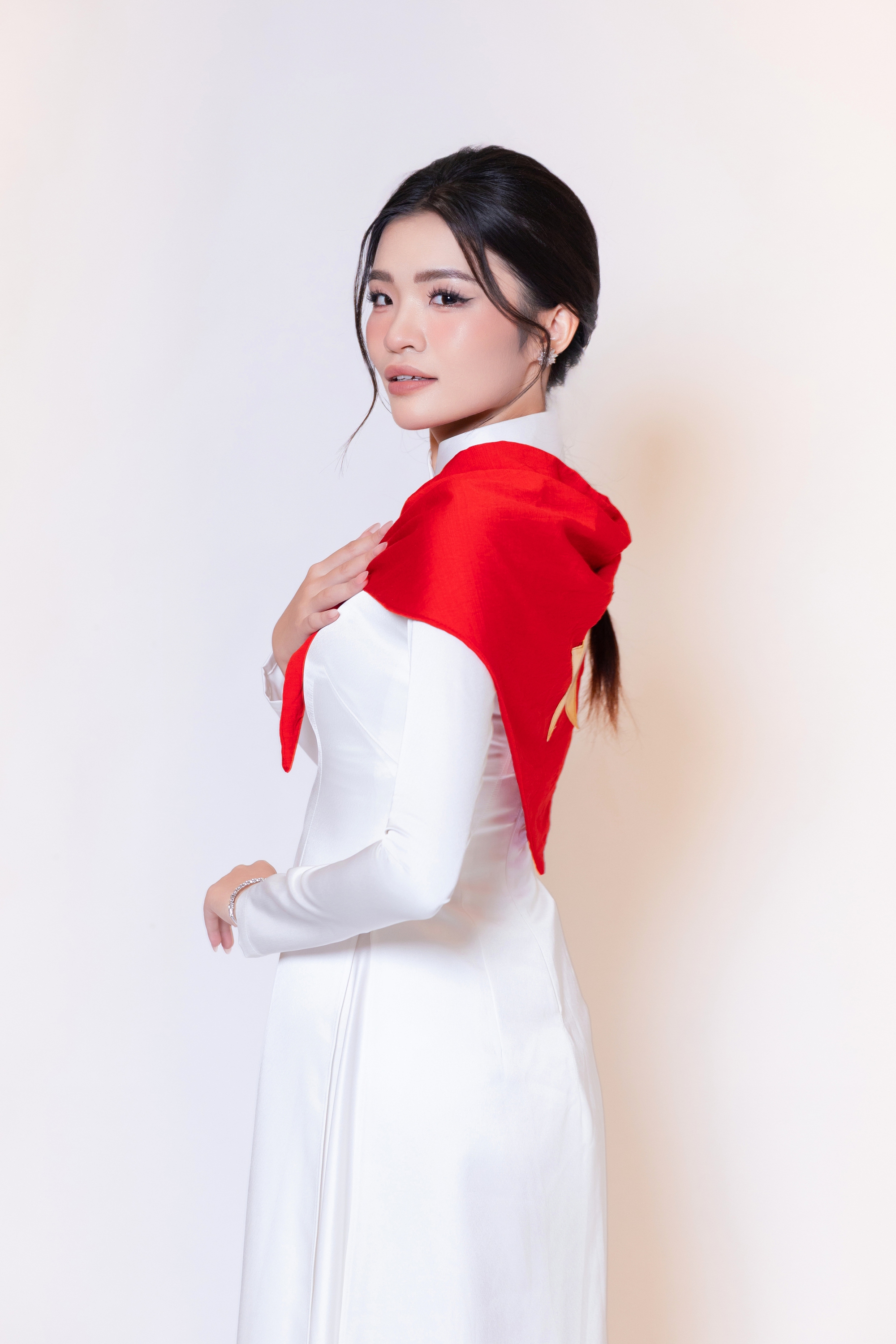 Bảo Anh tạo dáng tự tin