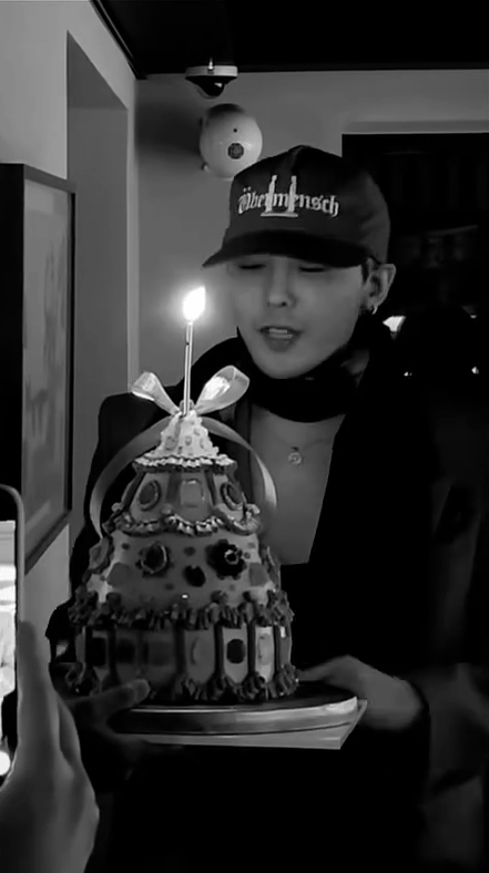 G-Dragon sinh nhật tuổi 37 với phong cách độc đáo