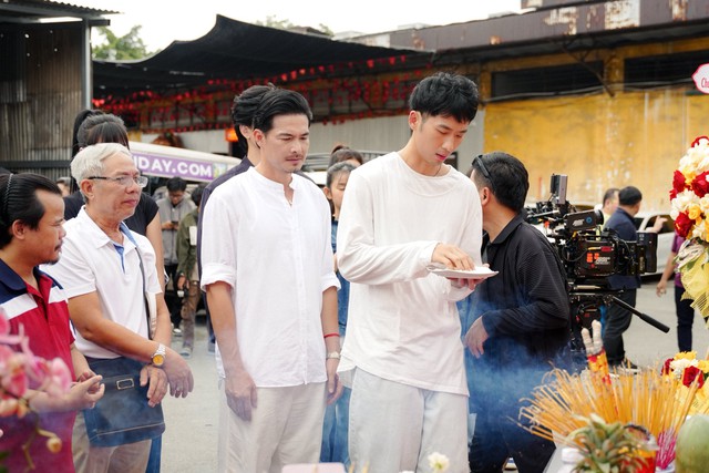Những hình ảnh của Tuấn Trần, Phương Anh Đào tại buổi khai máy