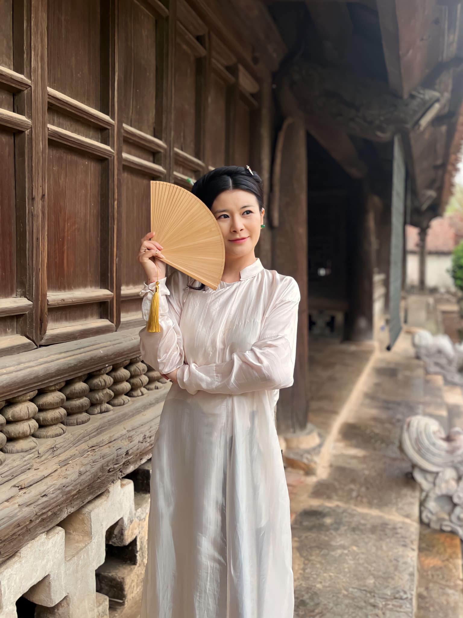 Visual tự nhiên với ánh mắt sắc bén của Kim Oanh trước phẫu thuật