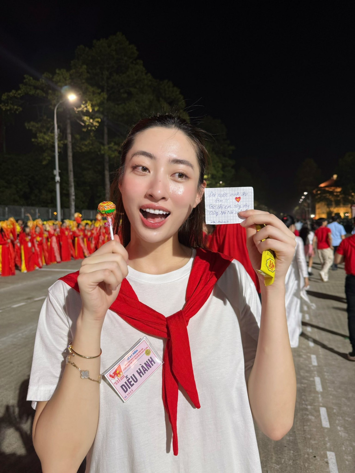 Lương Thùy Linh được tặng kẹo và lời nhắn dễ thương