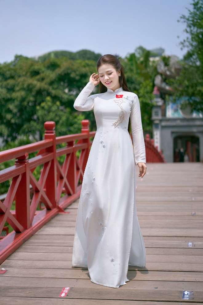 Hình ảnh Dương Hoàng Yến nhẹ nhàng, tình cảm trong MV