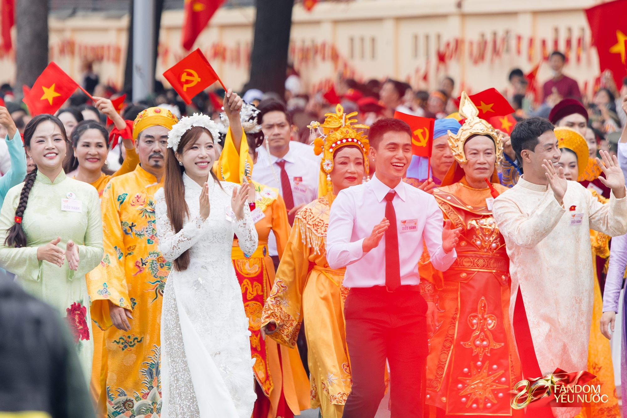Nghệ sĩ vẫy tay chào người dân