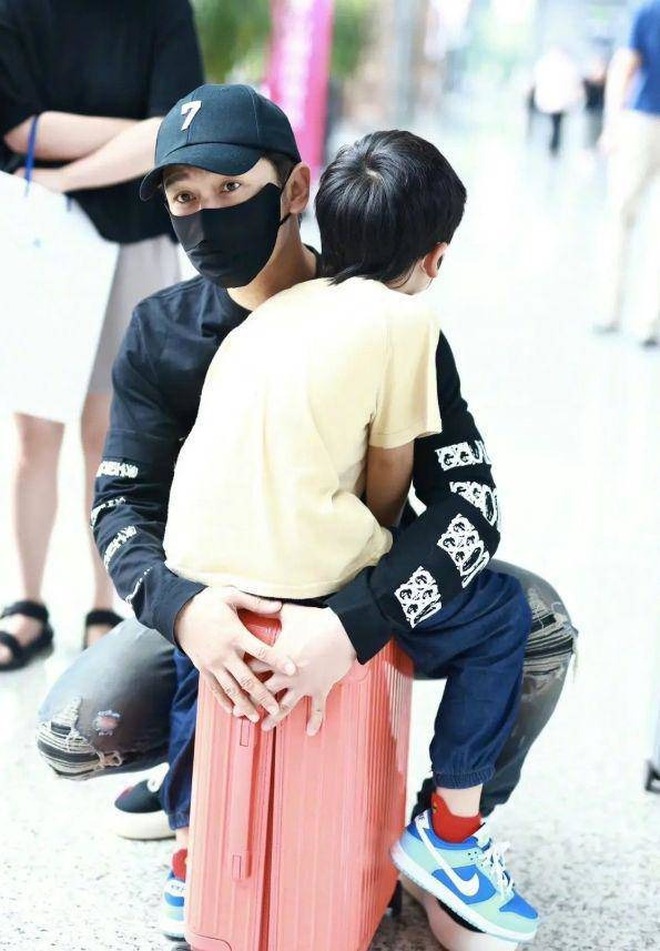 Huỳnh Hiểu Minh và Angelababy chăm con riêng biệt hậu ly hôn