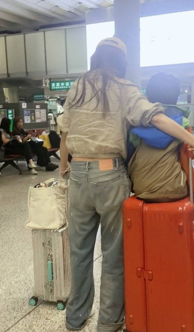 Angelababy trông con và bê vali một mình ở sân bay