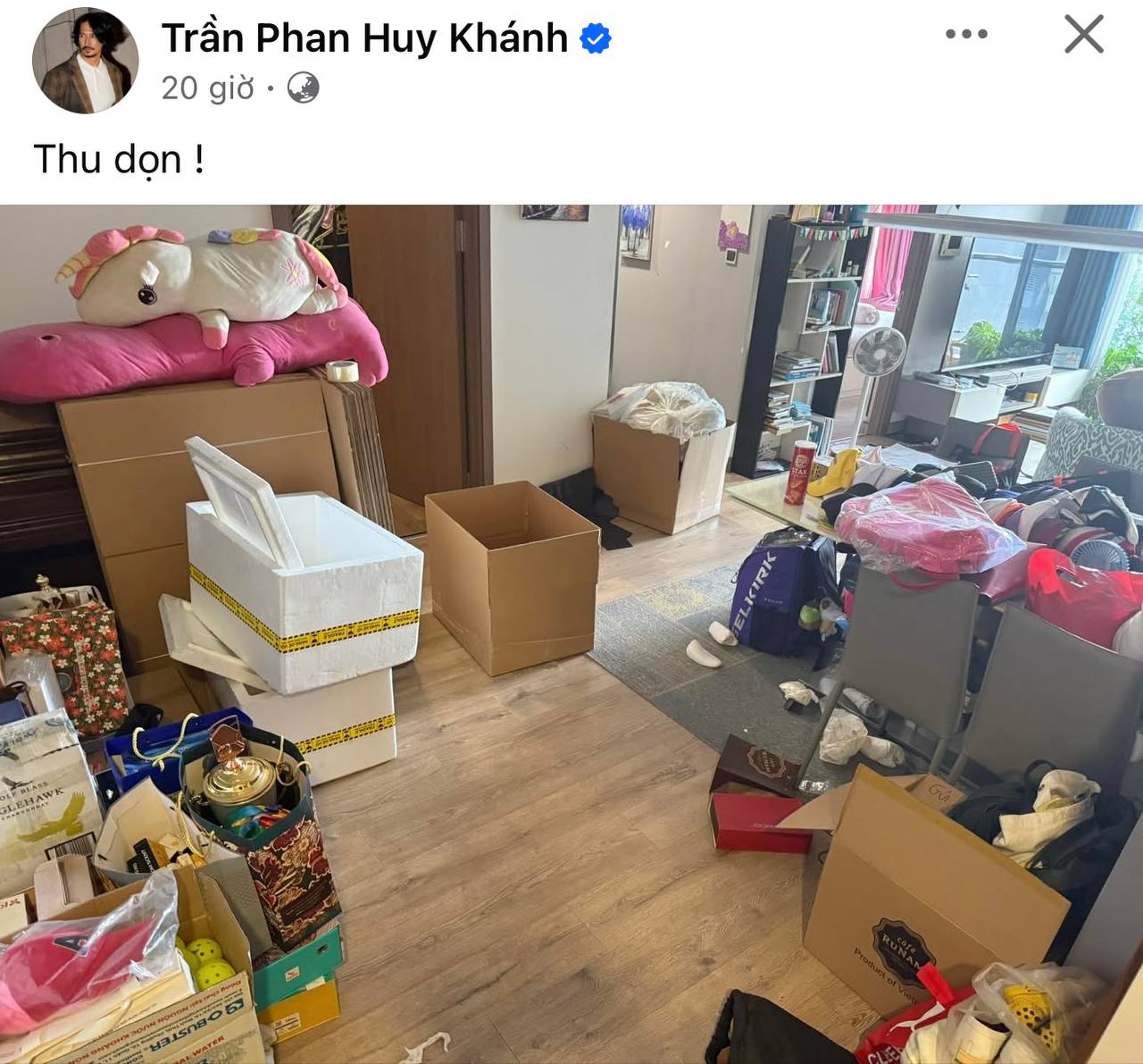 Hình ảnh Huy Khánh đang thu dọn đồ đạc trong nhà