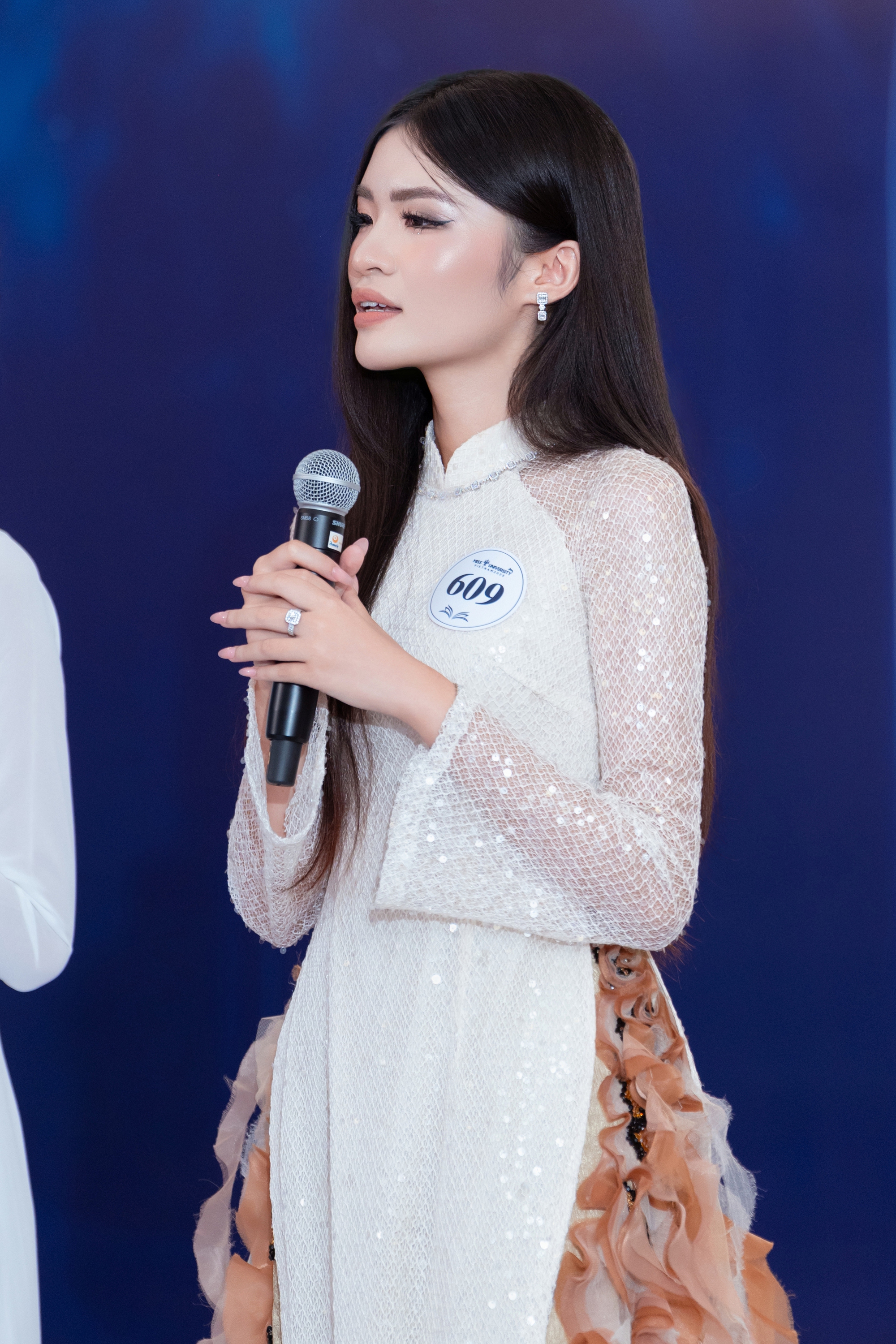 Bảo Anh biểu diễn catwalk