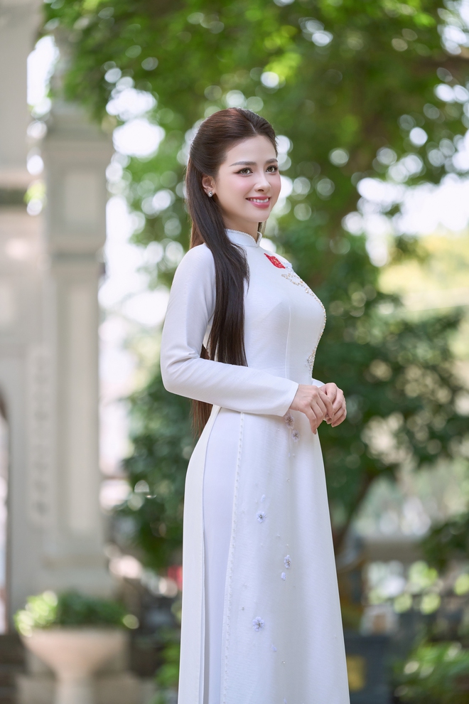 Nữ ca sĩ Dương Hoàng Yến mặc áo dài trắng