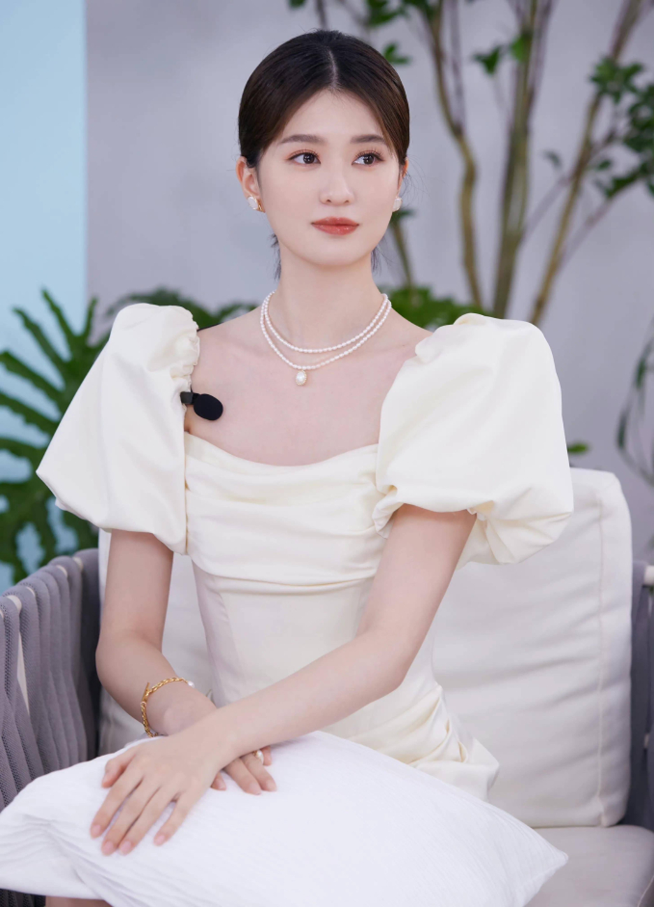 Kiều Hân mặc đồ hiệu