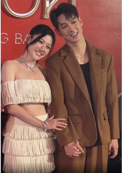 Uyển Ân nắm tay Song Luân ở sự kiện