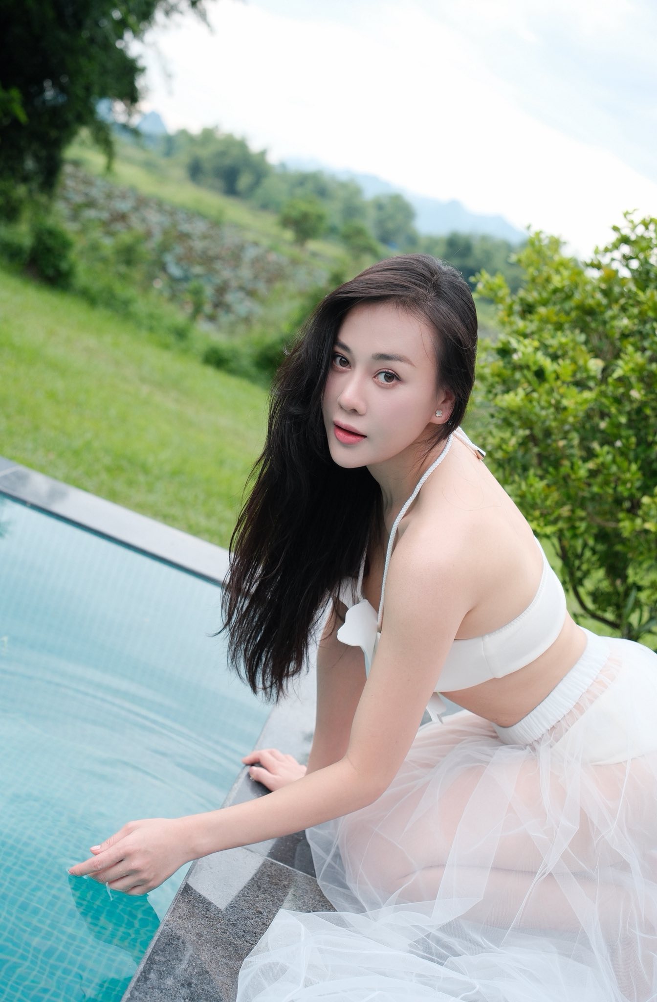 Nữ diễn viên tạo dáng với bikini trắng
