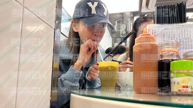 Angelababy ăn uống ở quán vỉa hè Hong Kong