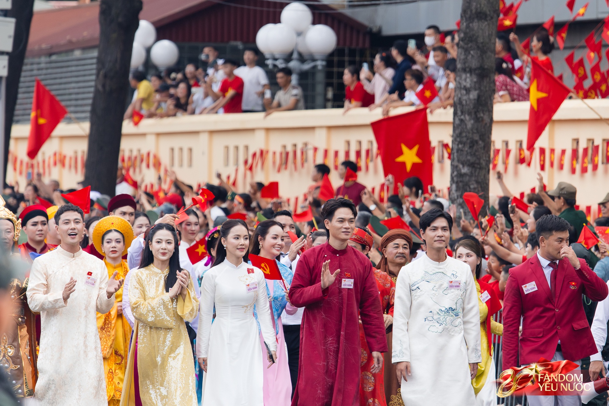 Người dân cổ vũ nghệ sĩ