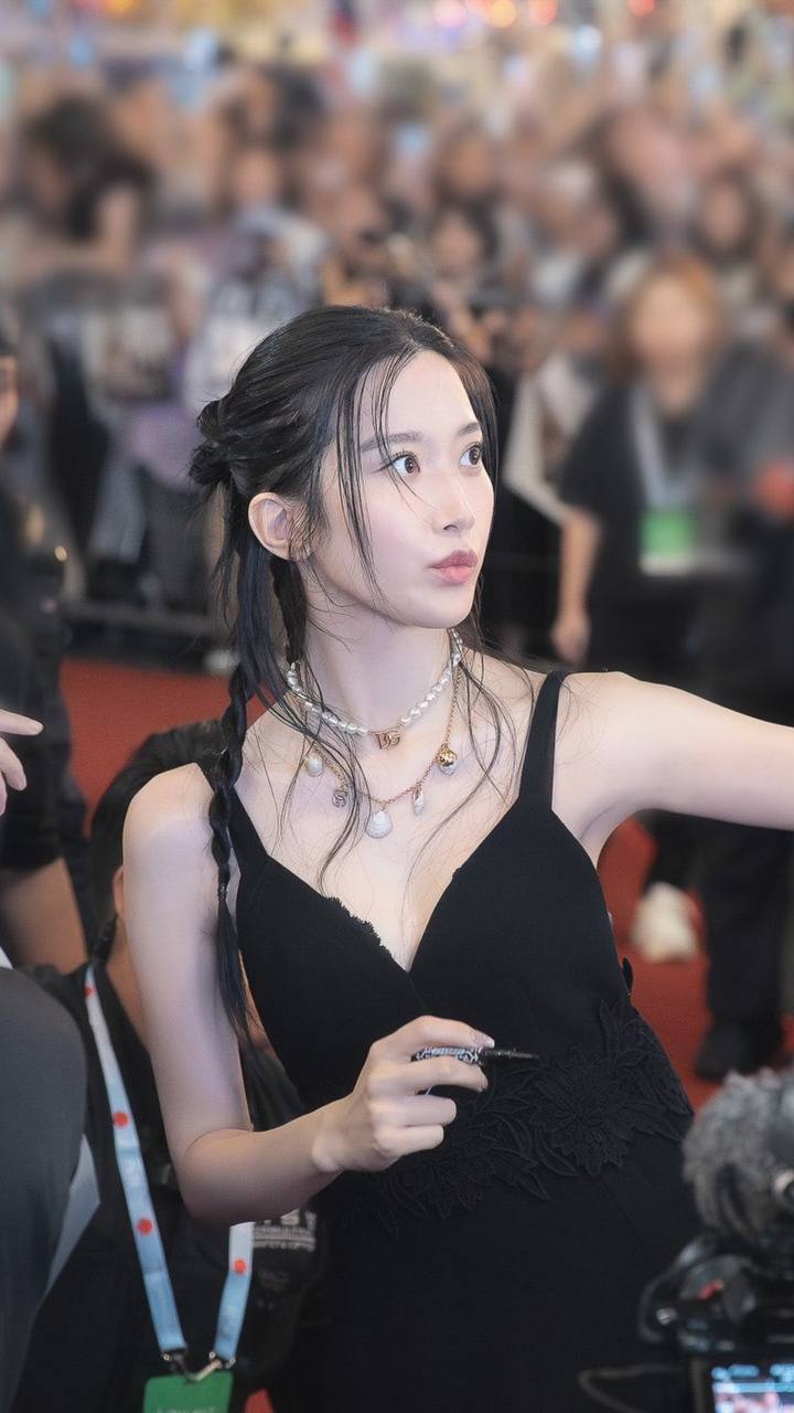 Moon Ga Young ký tặng fan