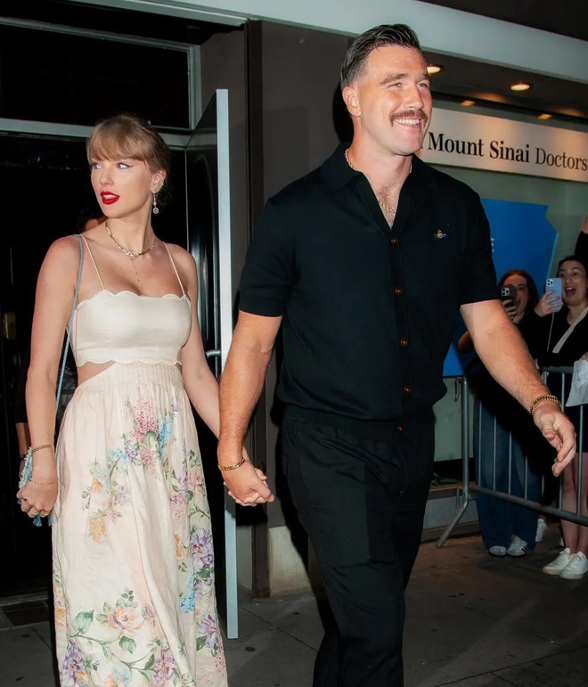 Travis Kelce dành tặng vòng tay cho Taylor Swift
