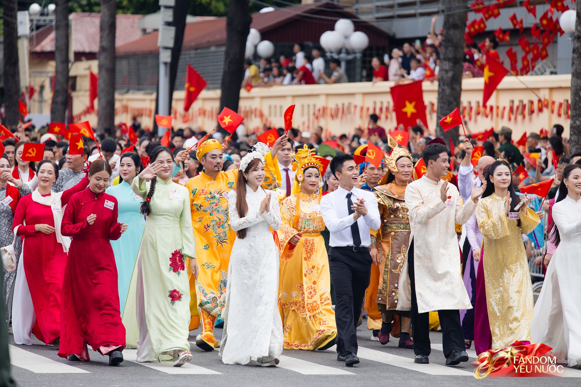 Dàn nghệ sĩ đa lĩnh vực tham gia diễu hành