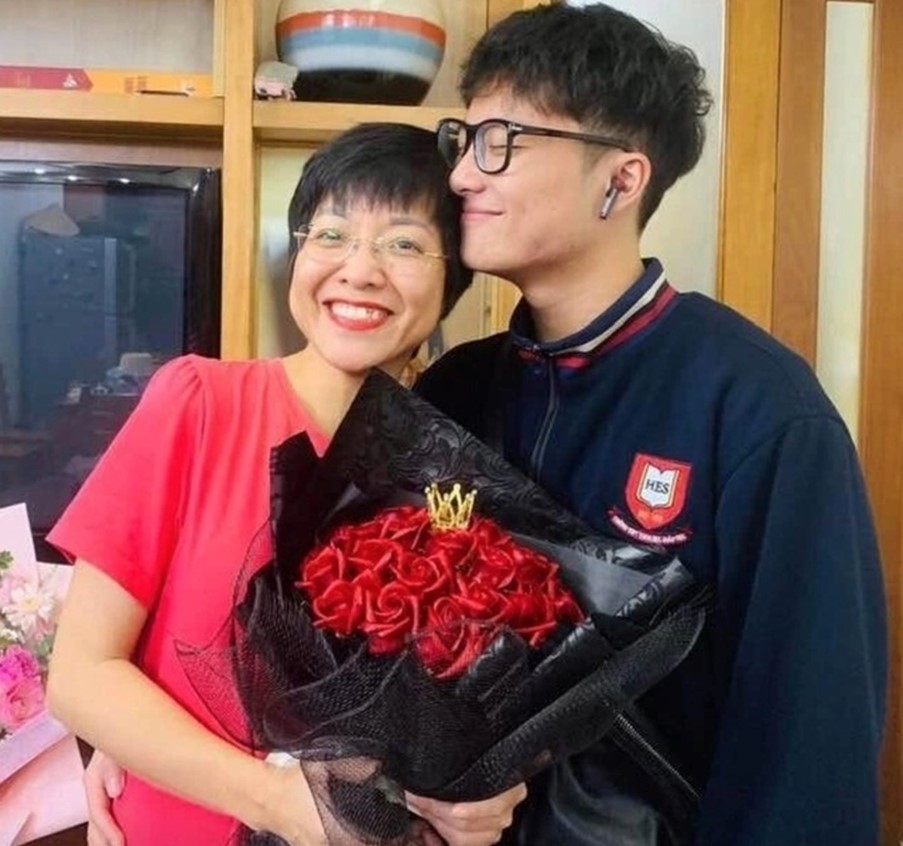 Thảo Vân cùng con trai hạnh phúc