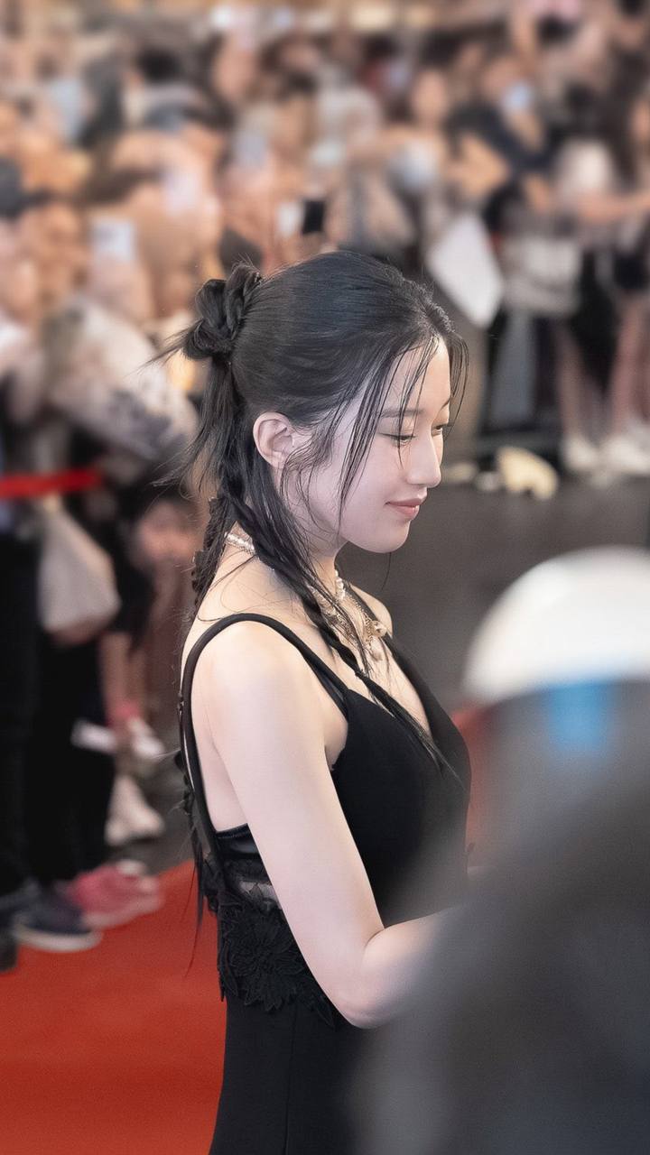 Moon Ga Young với trang phục quý phái