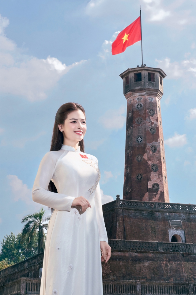 Nữ ca sĩ xúc động trong khoảnh khắc nghe demo