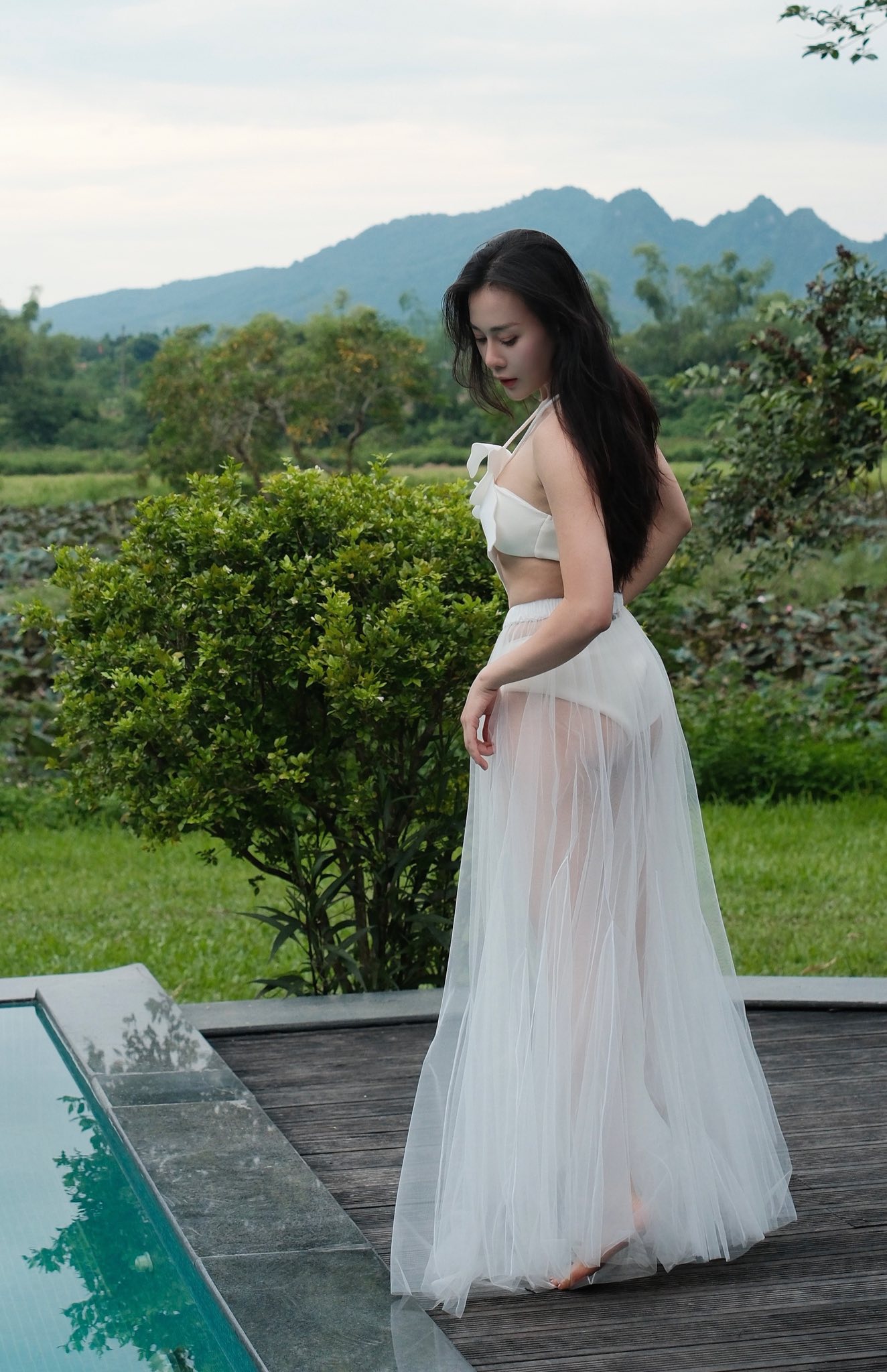 Phong cách thời trang tinh tế của Phương Oanh