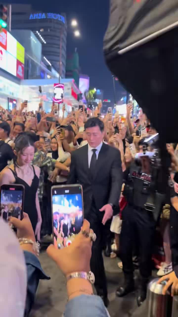 Fan chen chúc đợi Moon Ga Young tại Malaysia