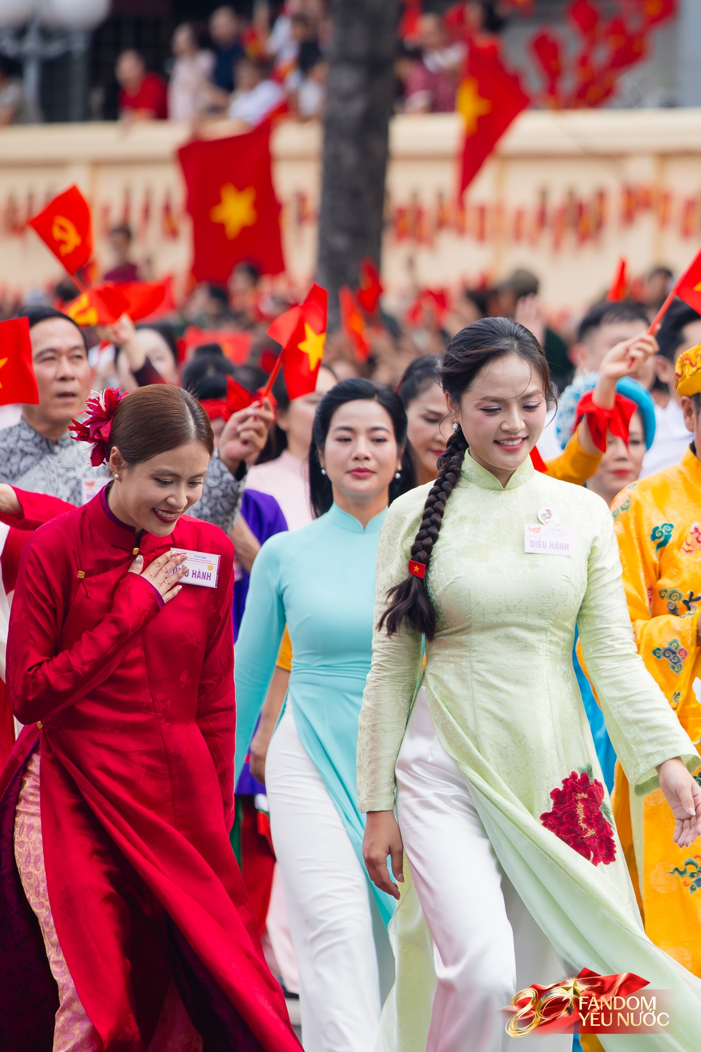 Hoàng Thuỳ Linh và Thu Quỳnh xinh đẹp