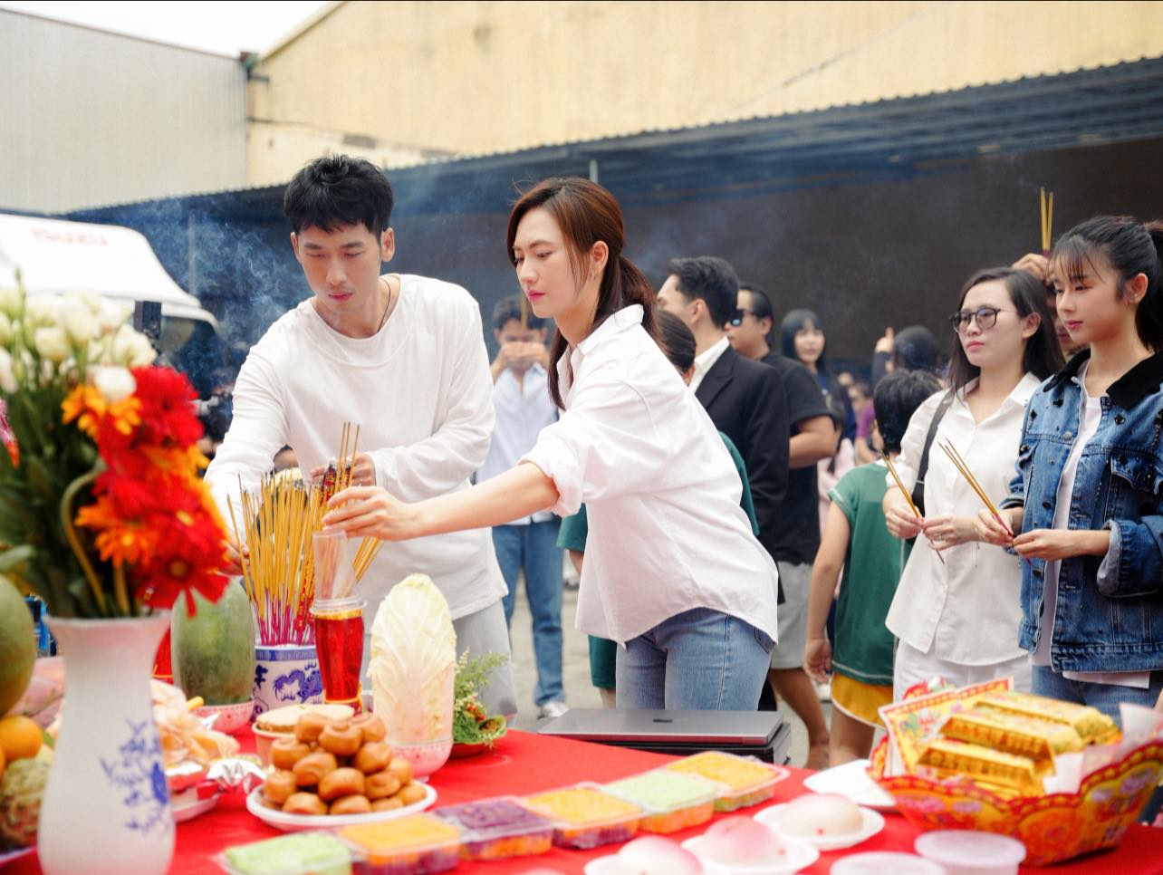 Tuấn Trần và Phương Anh Đào tại sự kiện khai máy