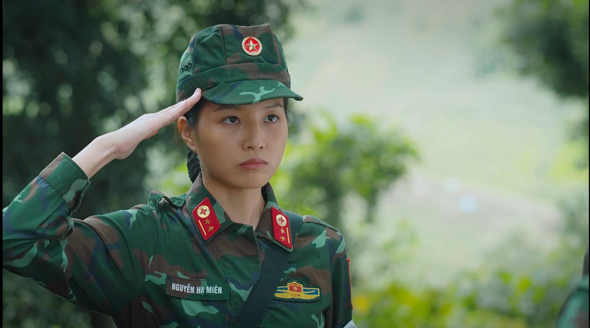 Bích Ngọc trong vai người quân nhân ở Không Thời Gian