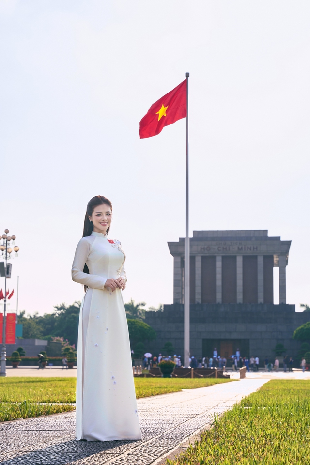 Dương Hoàng Yến trên máy bay