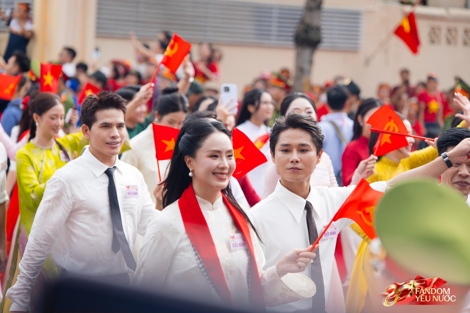 Hồng Diễm và đồng nghiệp trong tổng duyệt