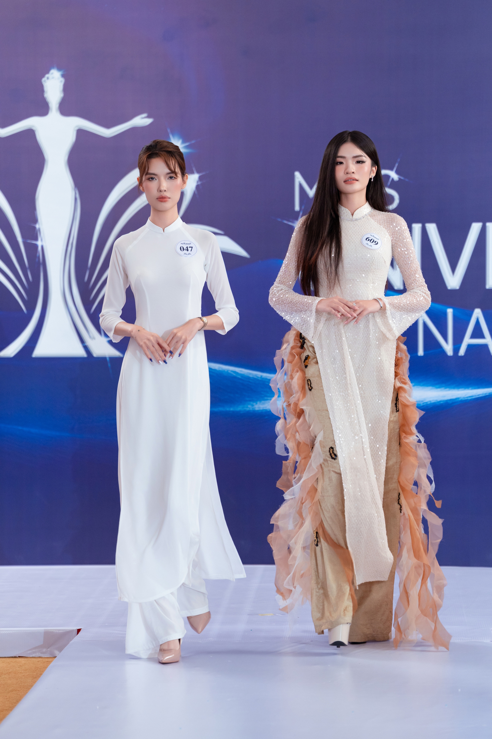 Bảo Anh tự tin catwalk