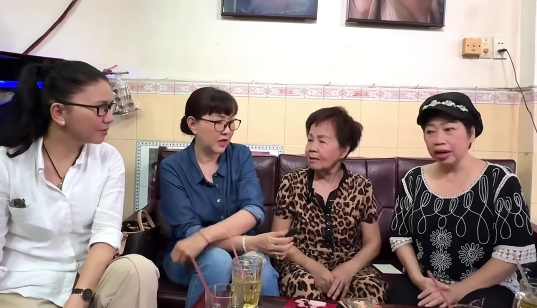 4 nữ nghệ sĩ ngồi cùng nhau