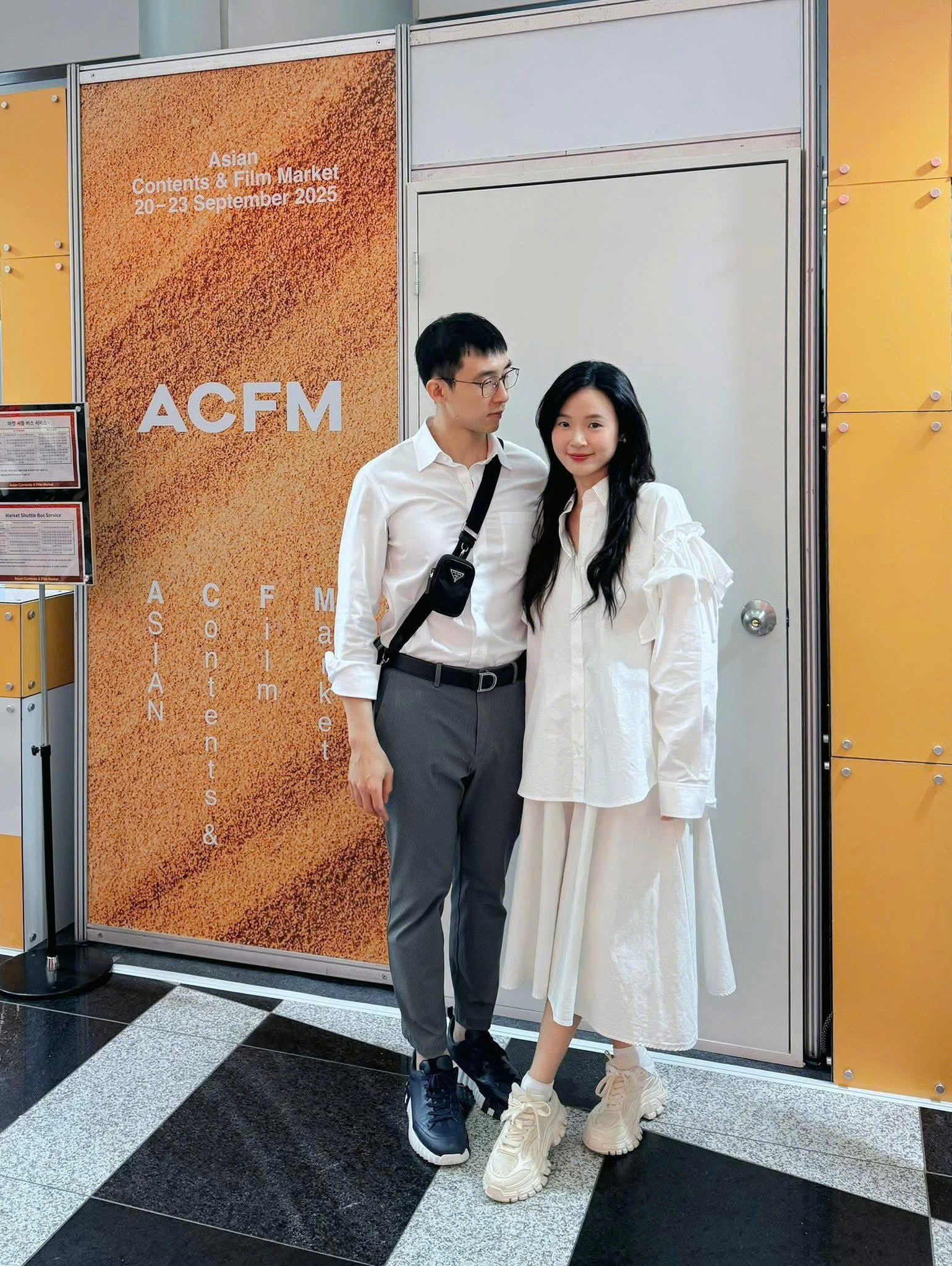 Midu diện áo sơ mi trắng dáng rộng và đi giày thể thao