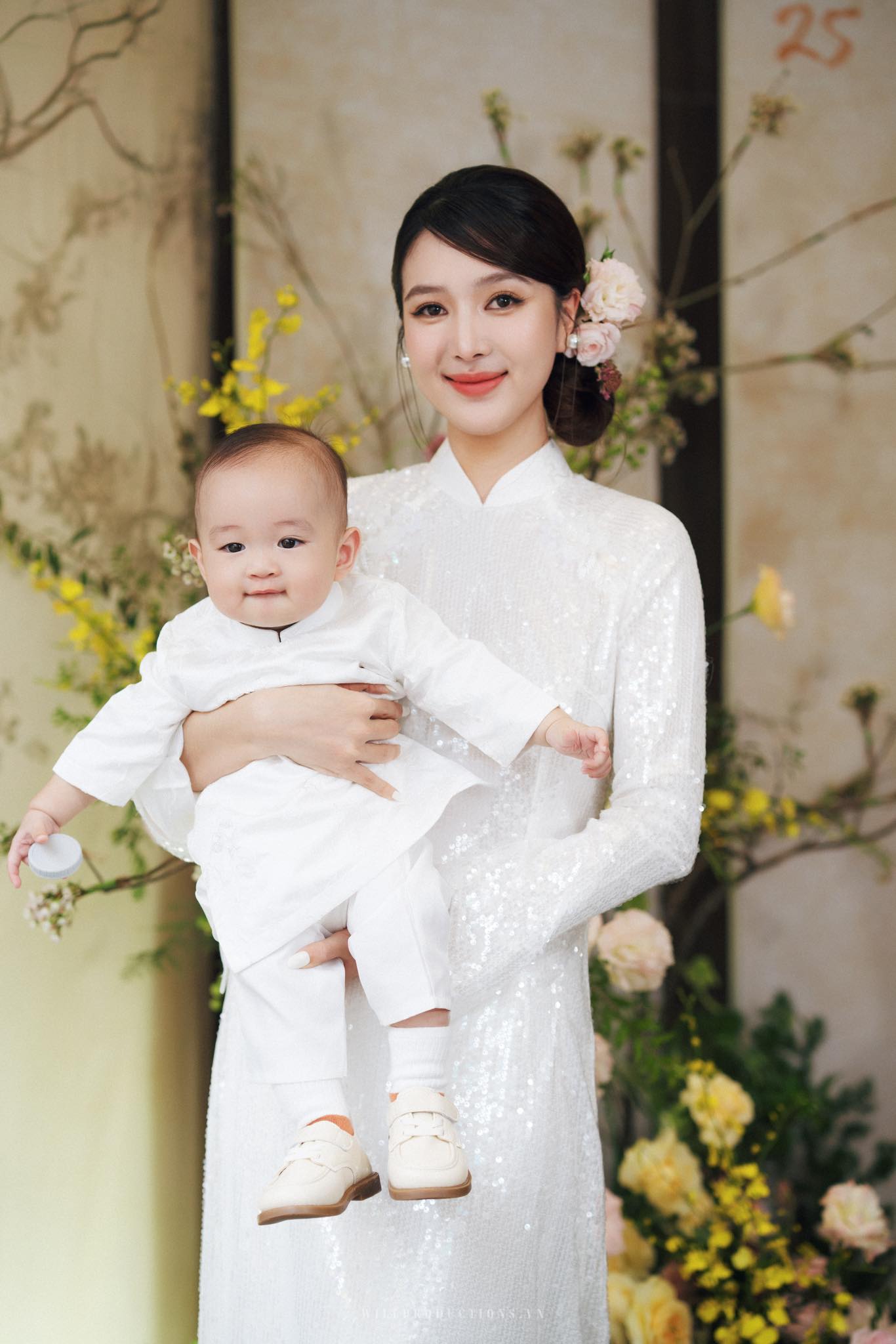 Bà xã chăm sóc chồng vun đắp tổ ấm gia đình