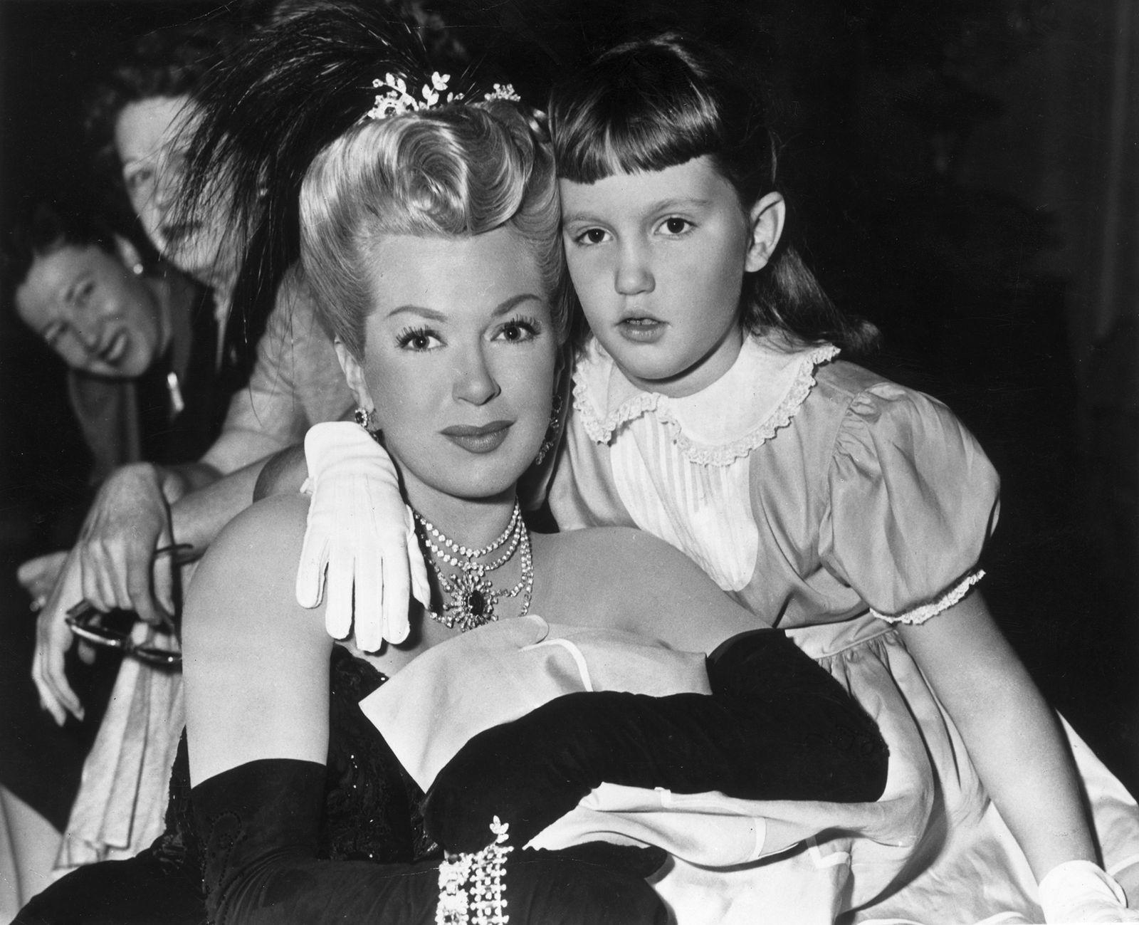 Con gái của Lana Turner đã giết chết người tình của mẹ mình