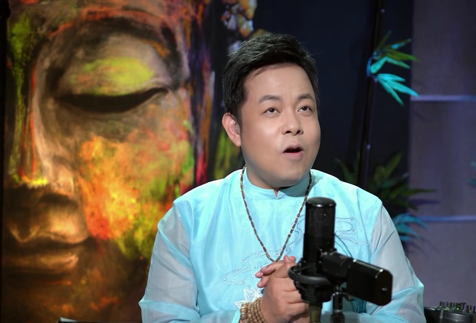 Quang Lê quỳ lạy ban thờ Phật