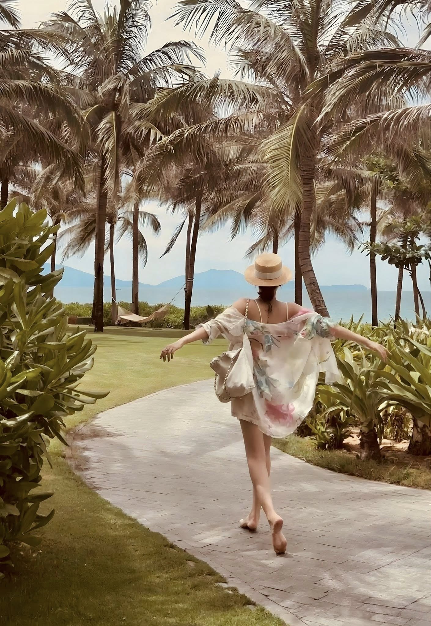 Phanh Lee lựa chọn phong cách thời trang kín đáo, thanh lịch