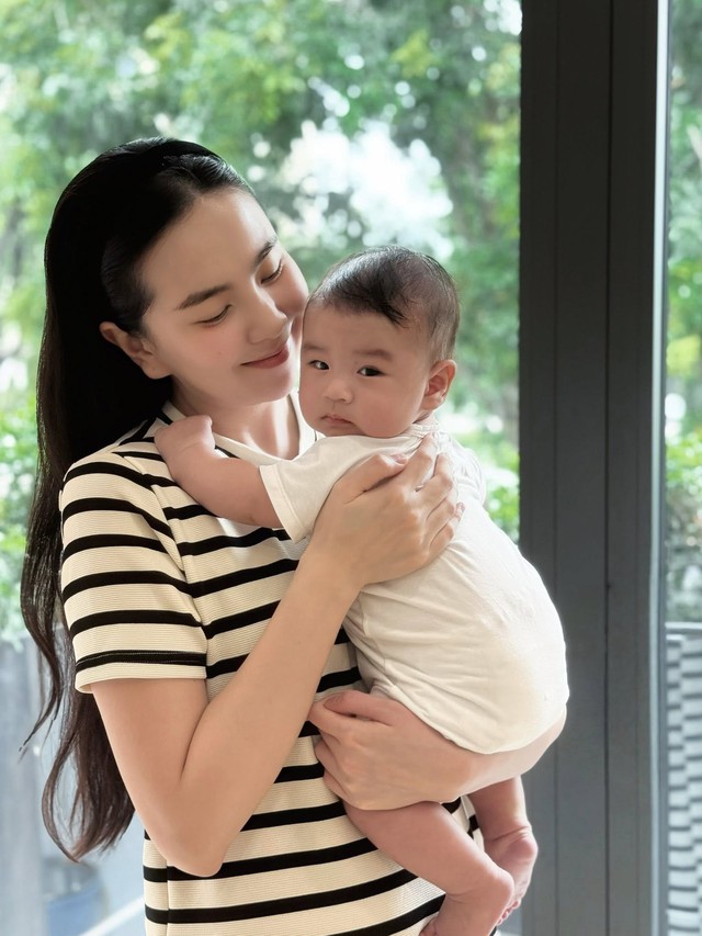 MC Mai Ngọc chăm sóc con trai 4 tháng tuổi