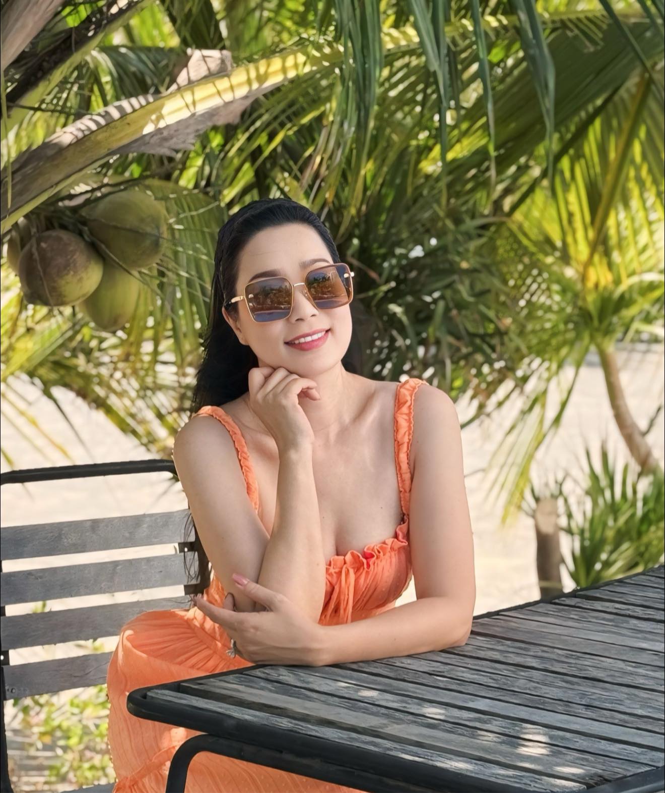 Trịnh Kim Chi diện bikini tự tin ở tuổi 54