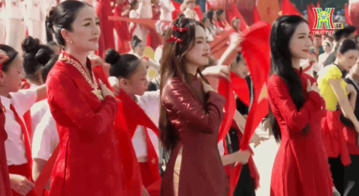 Phương Mỹ Chi biểu diễn tại Quảng trường Ba Đình