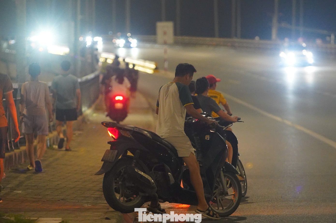 Người dân đi ngược chiều và leo vỉa hè trên cầu