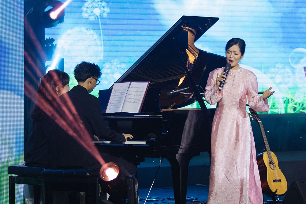 Diva Hồng Nhung hát bài Cho con với phần đệm đàn của Kamen