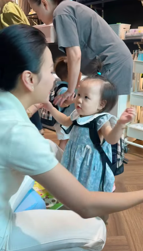 Phương Oanh và mẹ chồng cùng chồng đưa con đi học