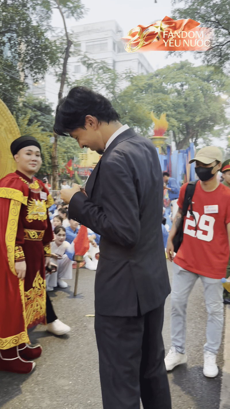 Khoảnh khắc Đen Vâu quay người vào kiếm tiền trong túi áo vô cùng dễ thương