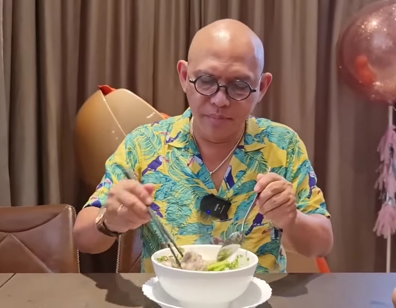 Color Man tự tay nấu ăn cho gia đình