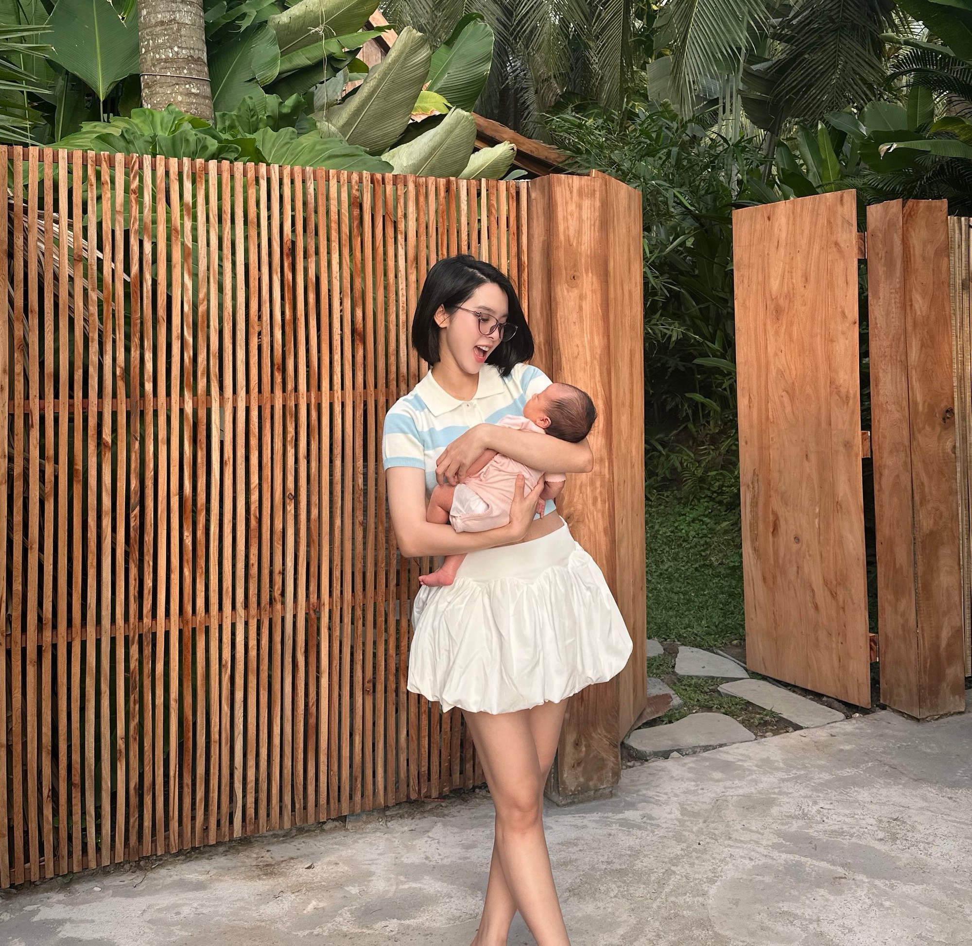 Quỳnh Lương hở bạo sau sinh, gặp sự cố điếng người- Ảnh 10. Khoảnh khắc cuộc sống bỉm sữa của Quỳnh Lương